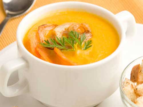 Морковный суп-пюре с гренками и кинзой