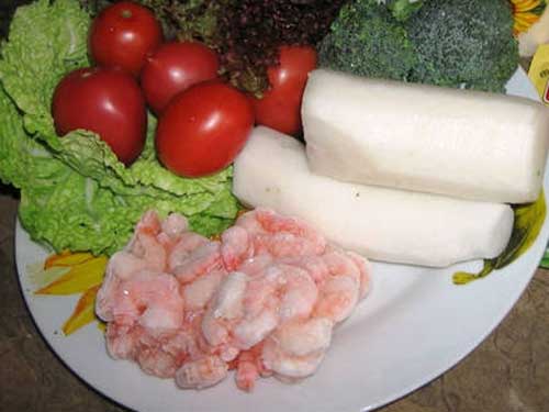 Овощной салат с креветками и соусом карри