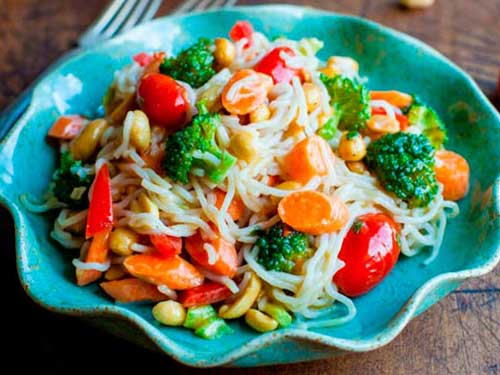Рецепт Китайская рисовая лапша с овощами и арахисом