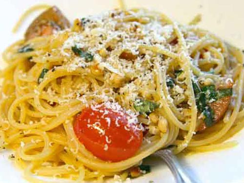 Спагетти с черри, базиликом и кедровыми орешками.
