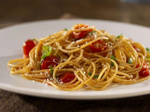 Вкусные спагетти с помидорами