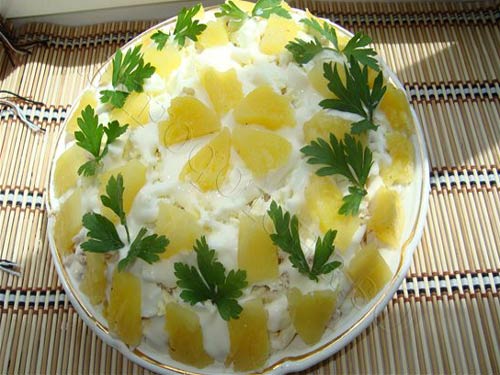 Вкусный салат с ананасами
